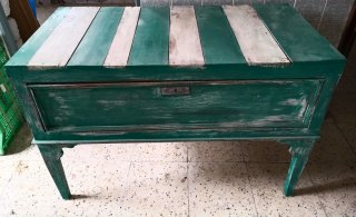 Cajonera de madera verde y blanca antigua