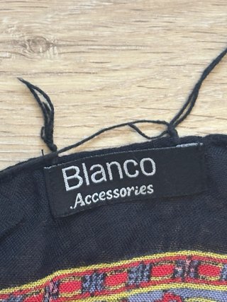 Pañuelo estampado con flecos