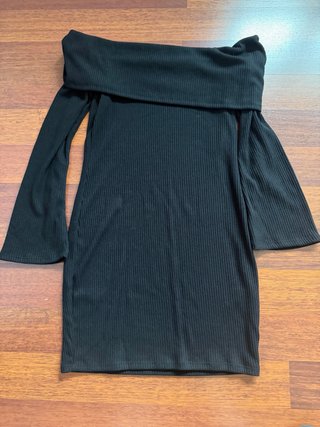Vestido canalé negro hombros descubiertos