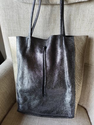 Bolsos de piel dorados y plateados