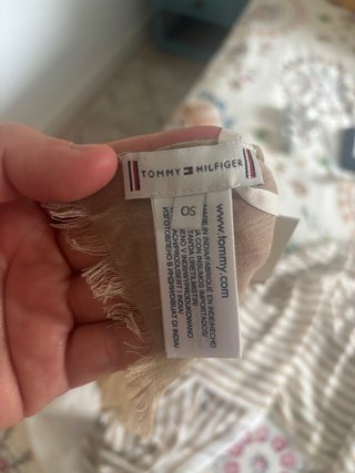 Fular Tommy Hilfiger Beige y Blanco