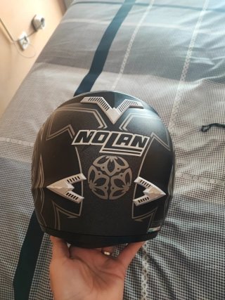 Casco de moto Nolan negro y gris