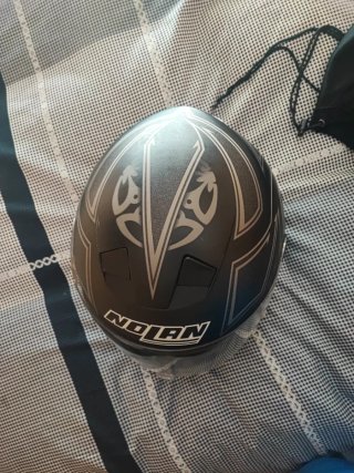 Casco de moto Nolan negro y gris