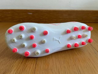 Botas de fútbol Puma tacos rosas y blancas