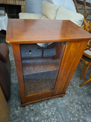 Mueble vitrina de madera maciza
