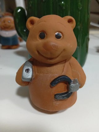 Osito de barro herrero con herradura