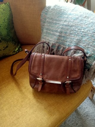 Bolso de cuero marrón