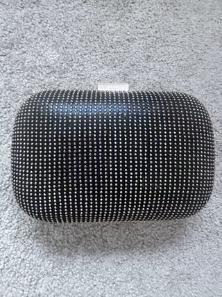 Bolso de fiesta negro con cadena dorada