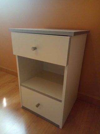 Mesitas de noche blancas y grises