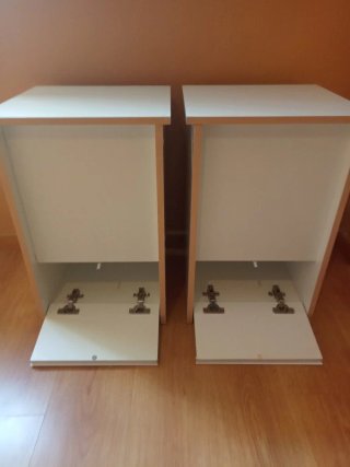 Mesitas de noche blancas y grises