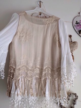 Blusa romántica encaje beige y blanco y chaleco
