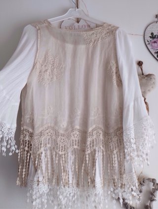 Blusa romántica encaje beige y blanco y chaleco