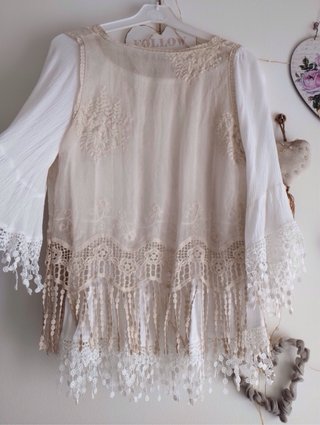 Blusa romántica encaje beige y blanco y chaleco