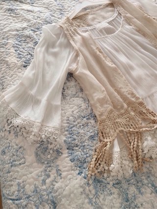 Blusa romántica encaje beige y blanco y chaleco