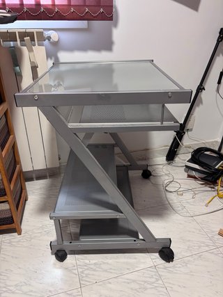 Escritorio de cristal y metal con ruedas