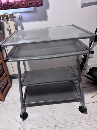 Escritorio de cristal y metal con ruedas