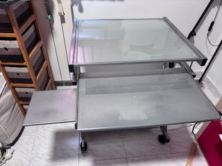 Escritorio de cristal y metal con ruedas