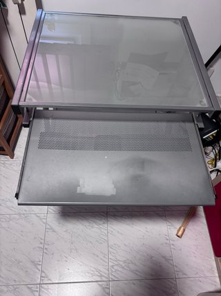 Escritorio de cristal y metal con ruedas