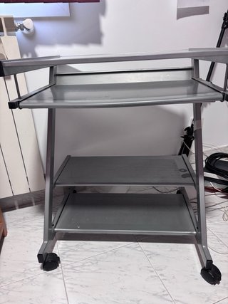 Escritorio de cristal y metal con ruedas