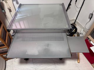 Escritorio de cristal y metal con ruedas