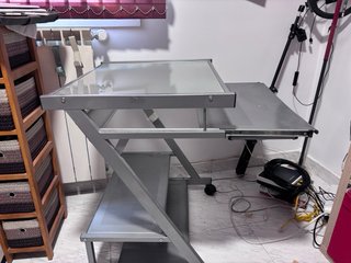 Escritorio de cristal y metal con ruedas