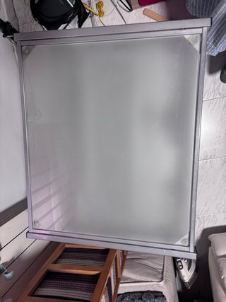Escritorio de cristal y metal con ruedas