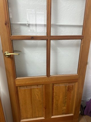Puerta madera maciza con cristal