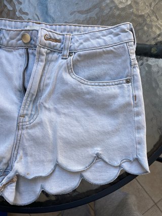 Shorts vaqueros con borde festoneado