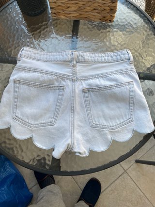Shorts vaqueros con borde festoneado