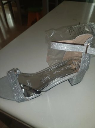 Tacones plateados brillantes