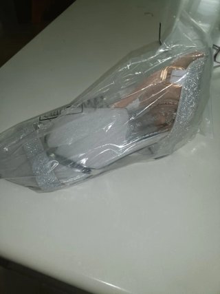 Tacones plateados brillantes