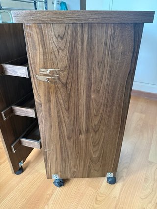 Mueble para máquina de coser con ruedas