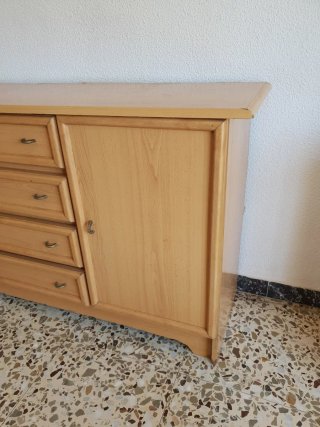 Mueble de madera con cajones y colgadores