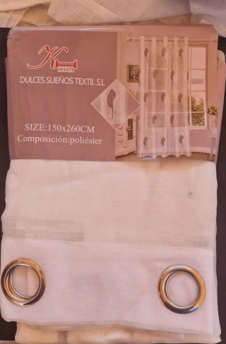 Cortinas bordadas blancas y negras