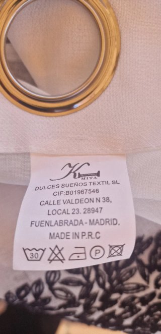 Cortinas bordadas blancas y negras