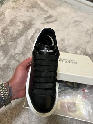 Alexander McQueen Scarpe nere e bianche