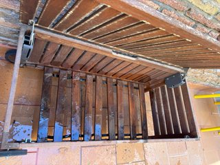 Baúl de madera exterior con ruedas