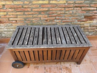 Baúl de madera exterior con ruedas