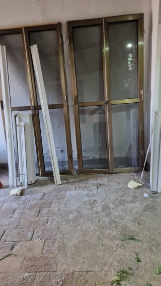 2 puertas aluminio con persianas