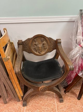 Silla antigua madera tallada cuero
