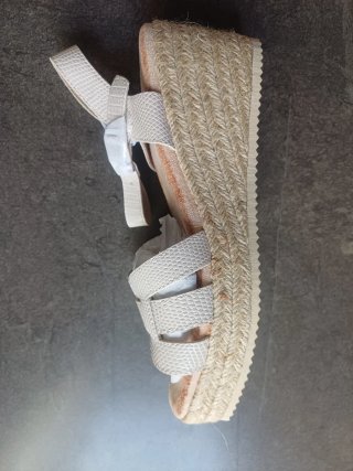 Sandalias de cuña beige y blancas
