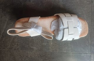 Sandalias de cuña beige y blancas