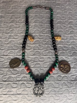 Collar con indumentaria popular