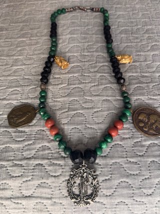 Collar con indumentaria popular