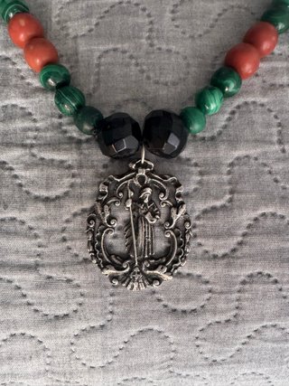 Collar con indumentaria popular