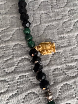 Collar con indumentaria popular
