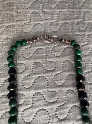 Collar con indumentaria popular