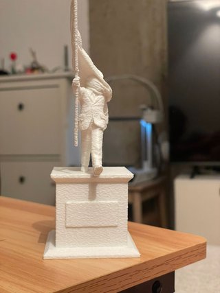Figura Banksy Hombre con Traje Blanco