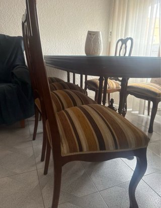Mesa de comedor ovalada con sillas