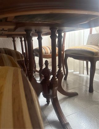 Mesa de comedor ovalada con sillas